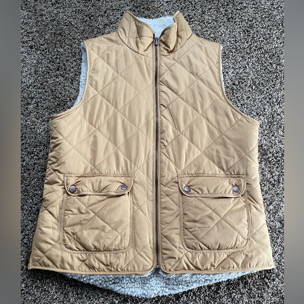 Reversible zip up vest
